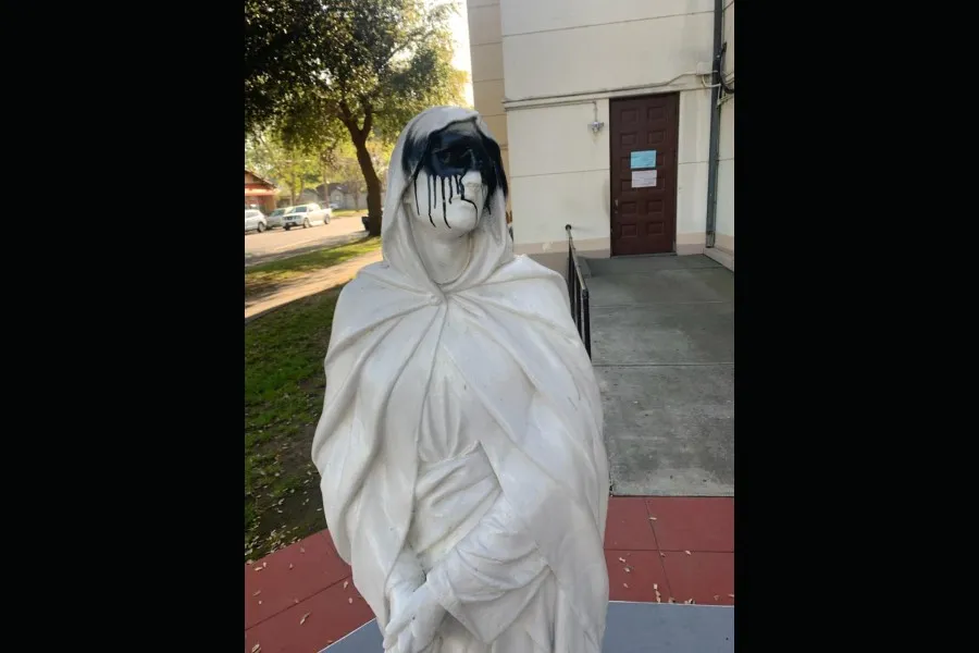 Statue outside Holy Rosary Catholic Church in Woodland, California?w=200&h=150